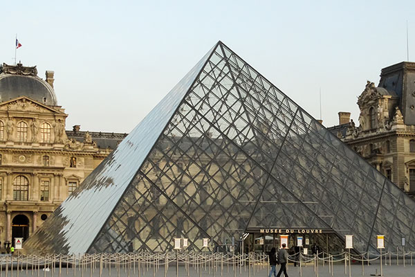 Лувър - пирамида - вход