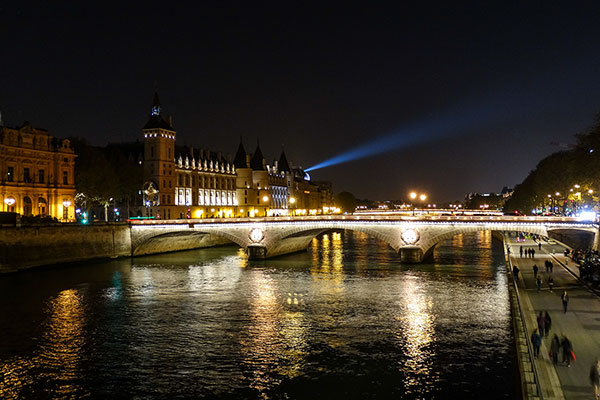 Нощ в Париж - Лъчът от Айфеловата кула