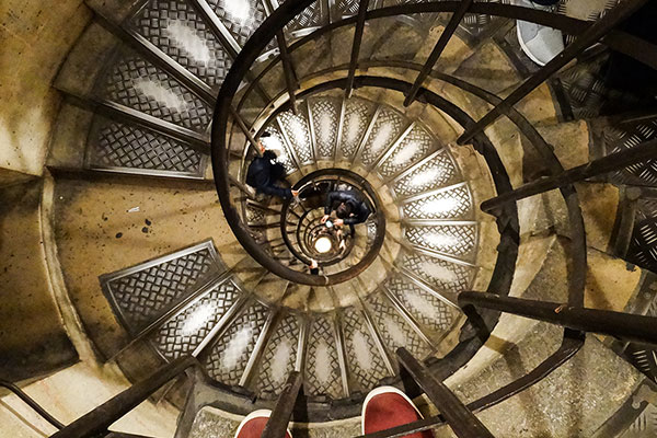 Going up.. Триумфалната арка