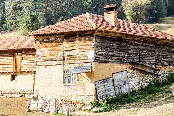 Кирпич със сателит и соларен панел
