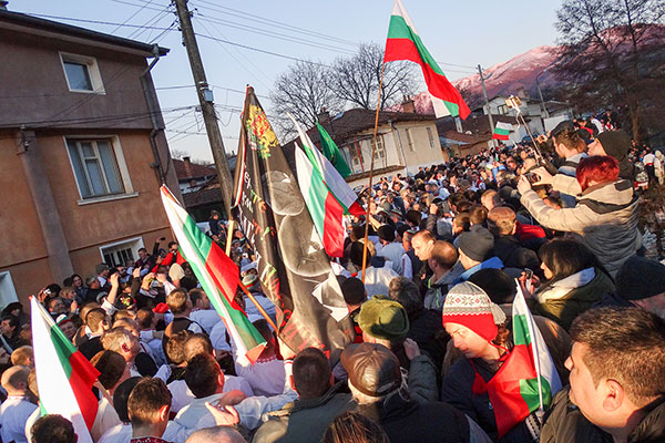 С хоро към реката