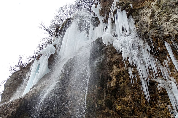 Водопадът от близо