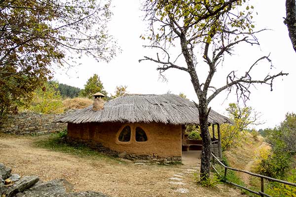 Глинената къща, Лещен