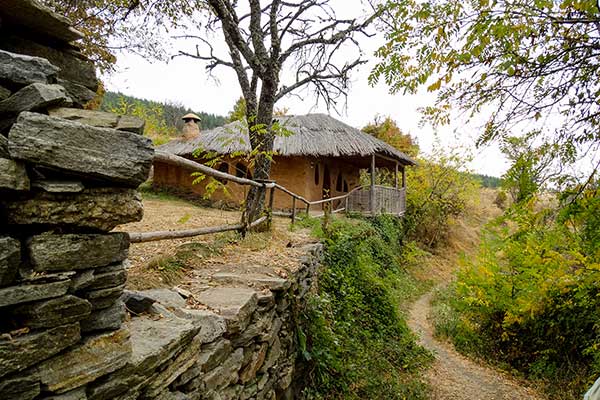 Глинената къща, Лещен